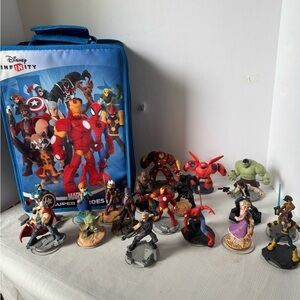 Disney Infinity Marvel Superheroes Carrying Case with 18 figures all in EUC